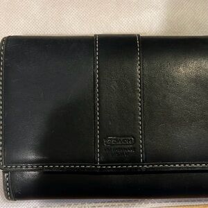 COACH Leather wallet. Medium size.
